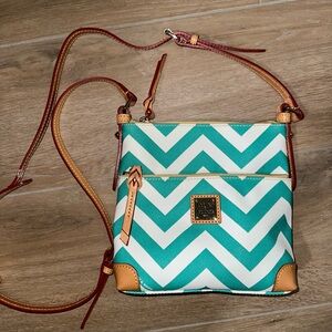 Like New Dooney & Bourke Teal White Chevron Crossbody Bag